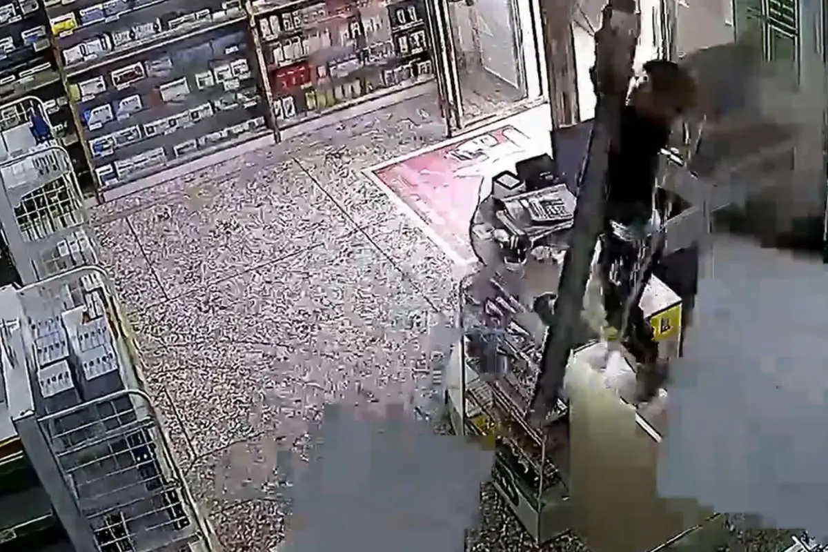 (ویدئو) سقوط کودک بازیگوش از سقف داروخانه!