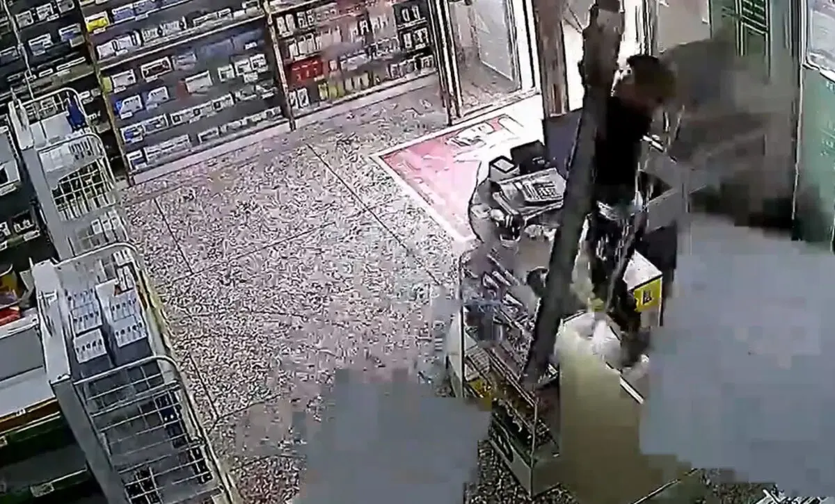 (ویدئو) سقوط کودک بازیگوش از سقف داروخانه!