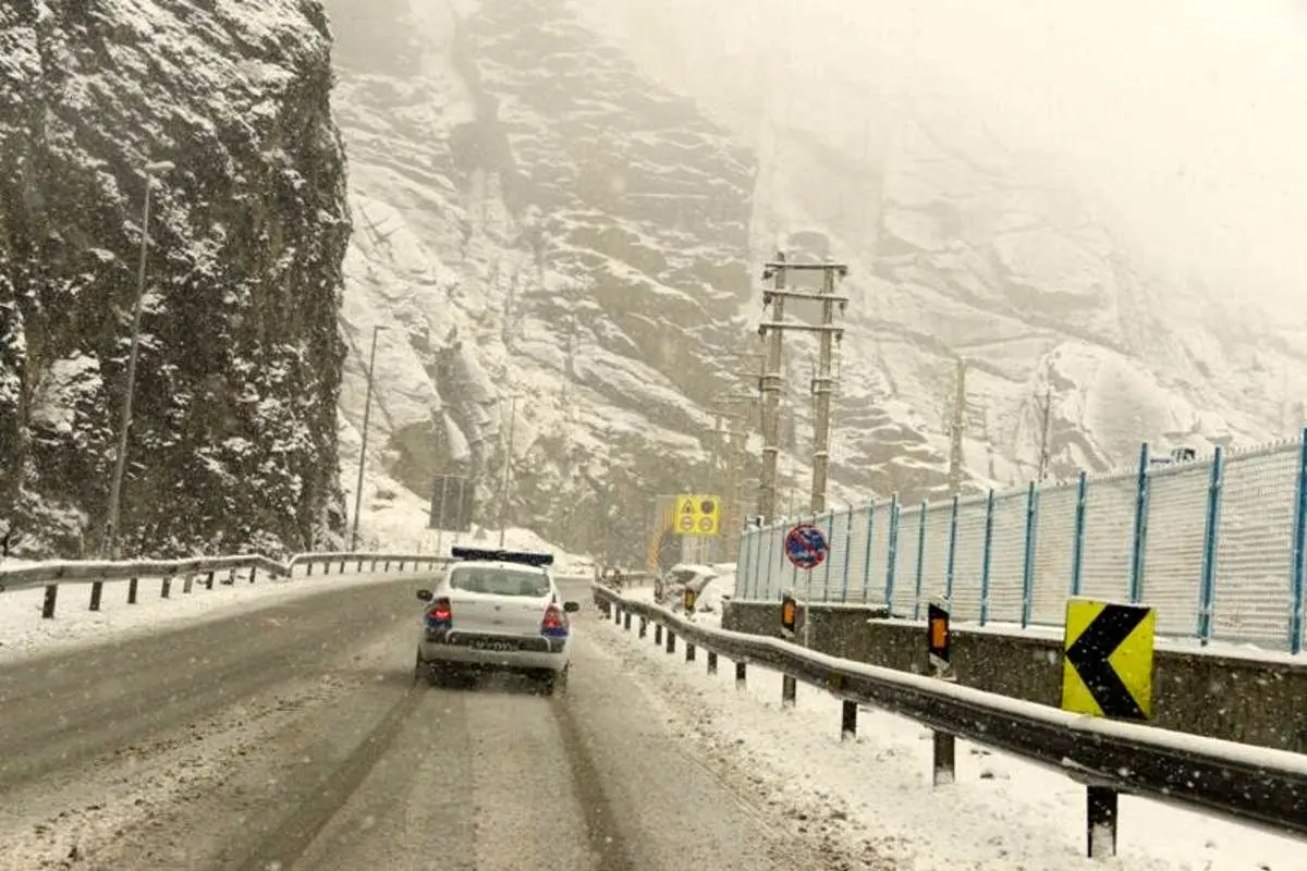 برف جاده چالوس و آزاد راه تهران - شمال را بست