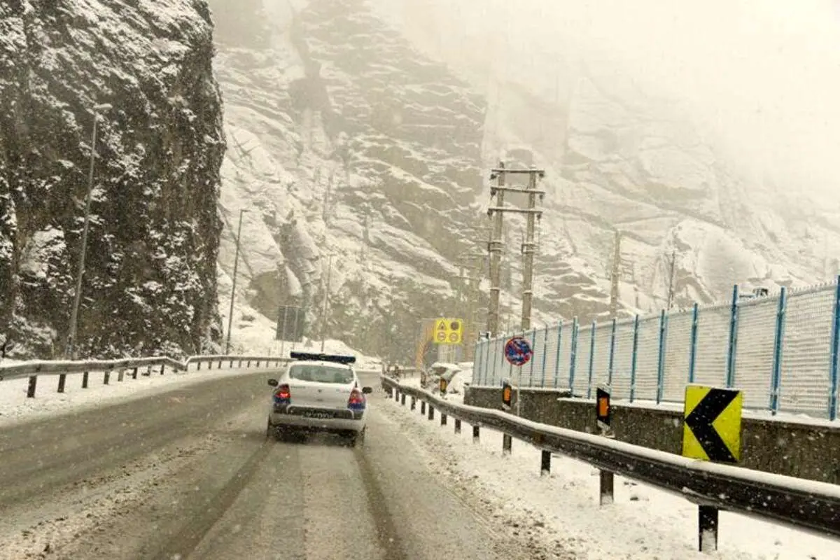 برف جاده چالوس و آزاد راه تهران - شمال را بست