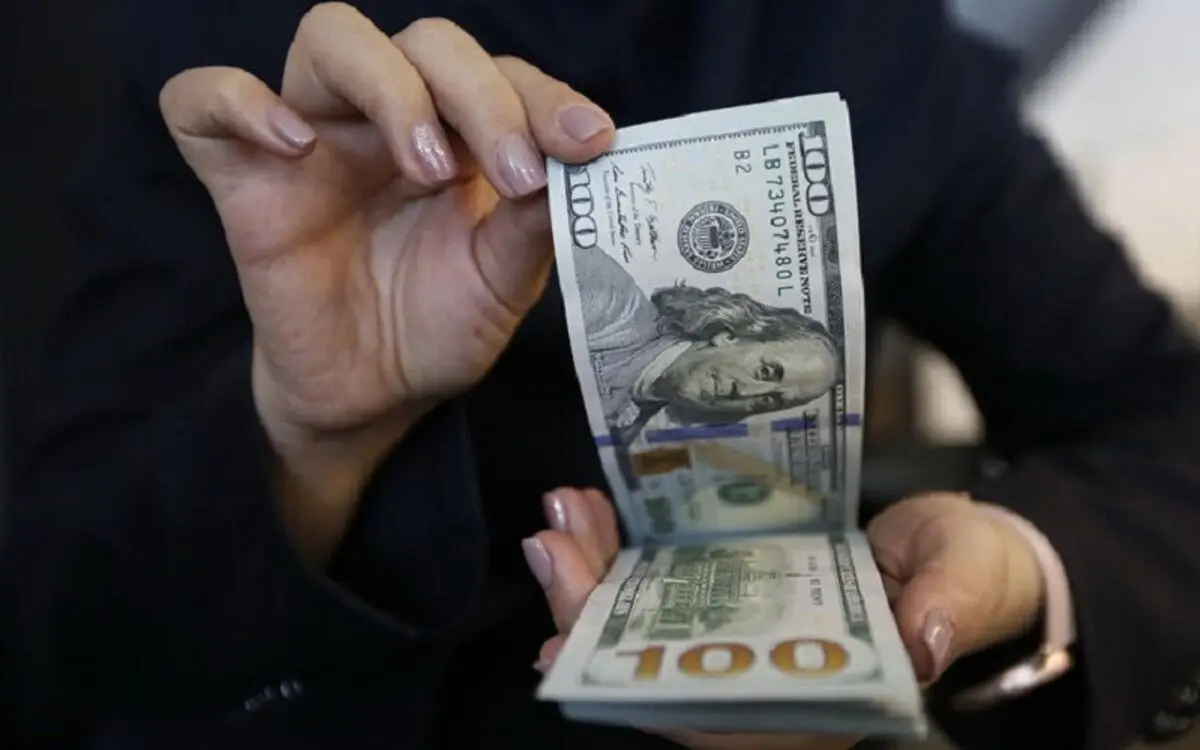 دلار در آستانه یک رکورد جدید