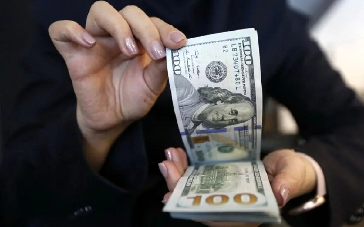 دلار در آستانه یک رکورد جدید