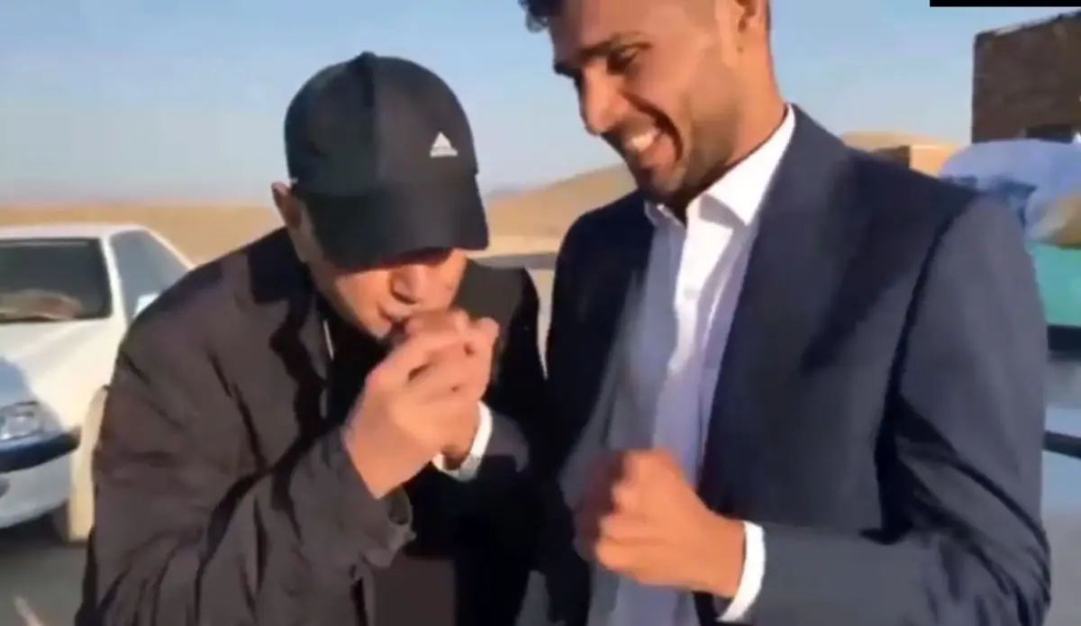 (ویدئو) بوسه پرویز پرستویی به دست دانیال شه‌بخش