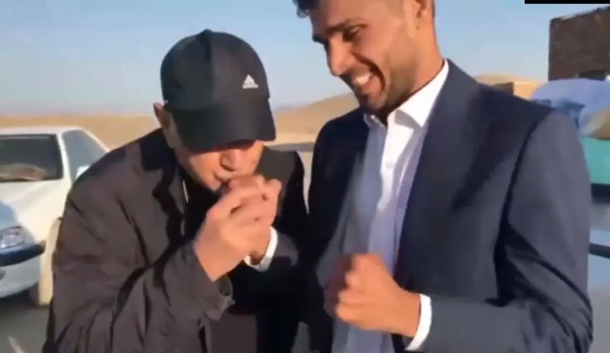 (ویدئو) بوسه پرویز پرستویی به دست دانیال شه‌بخش