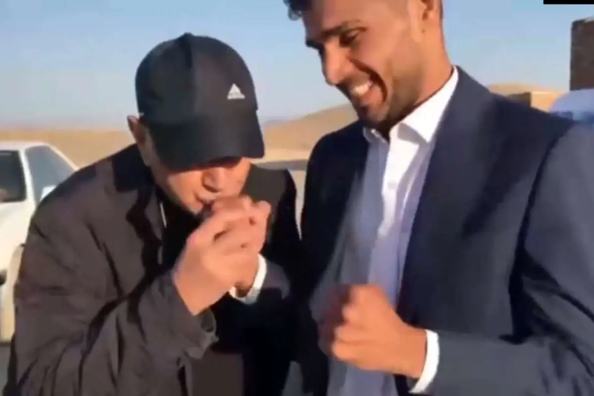 (ویدئو) بوسه پرویز پرستویی به دست دانیال شه‌بخش