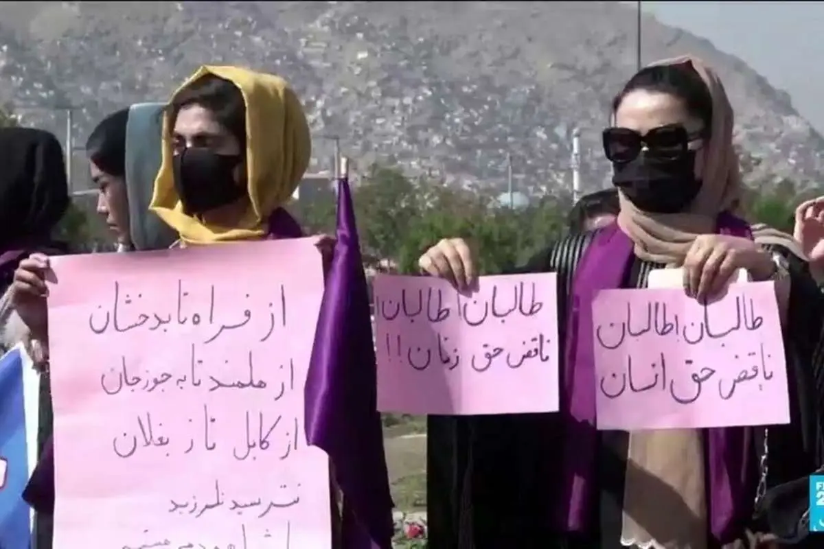 (ویدئو) یک معلم زن بعد از به قدرت رسیدن طالبان کفش واکس میزند!