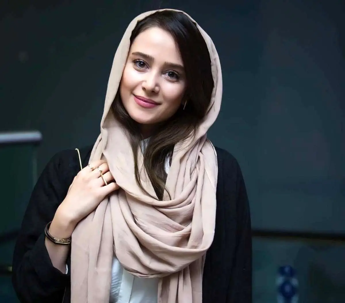 ( عکس) الناز حبیبی در کنار مادر علی انصاریان