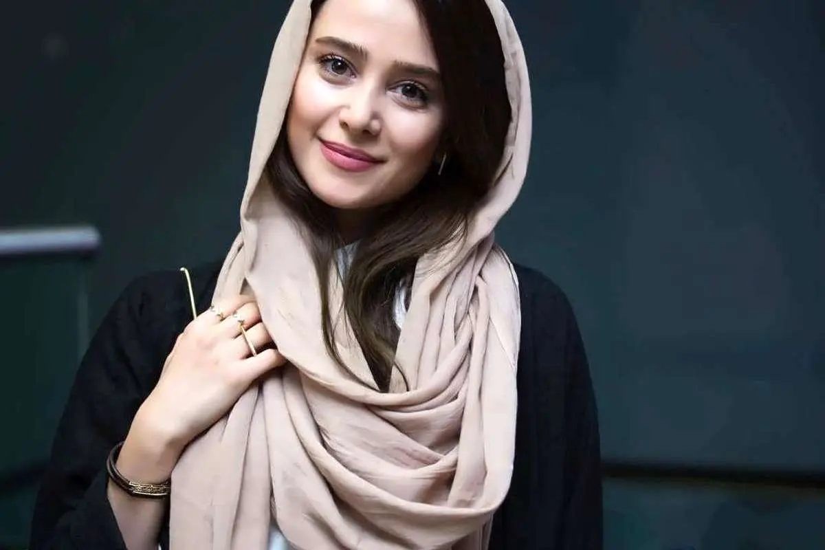 ( عکس) الناز حبیبی در کنار مادر علی انصاریان