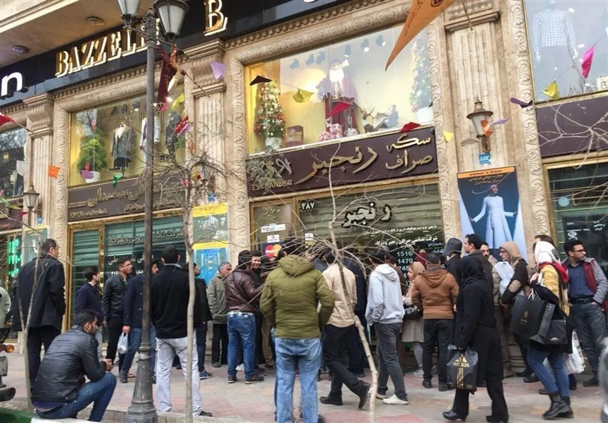 صف‌های طولانی مقابل صرافی‌ها جمع می‌شود؟