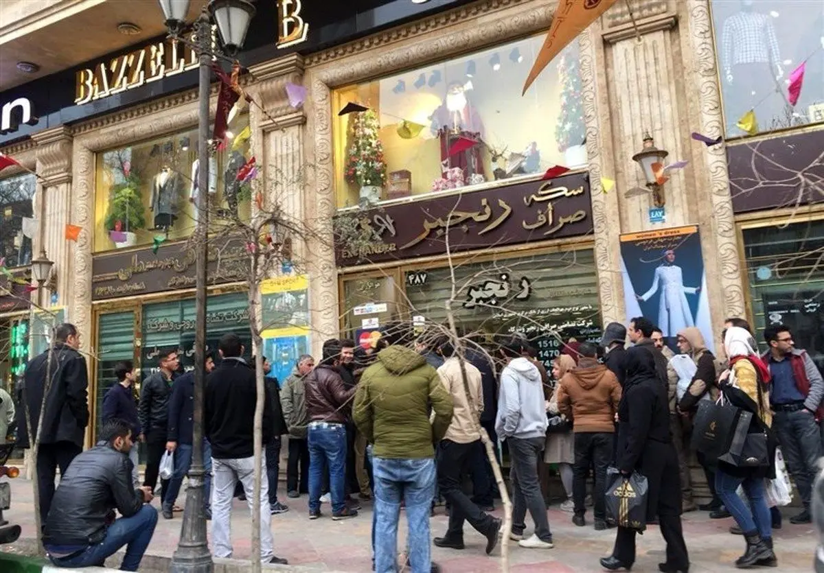 صف‌های طولانی مقابل صرافی‌ها جمع می‌شود؟