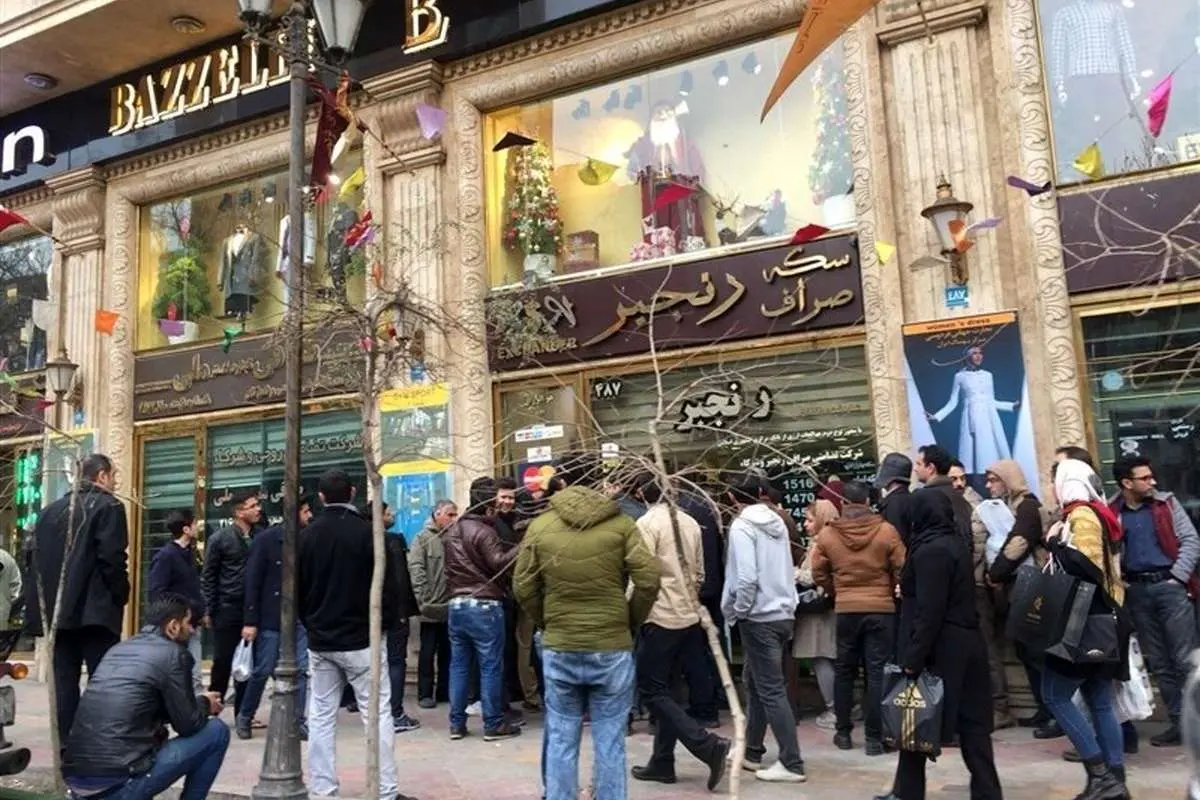 صفهای طولانی مقابل صرافیها جمع میشود؟