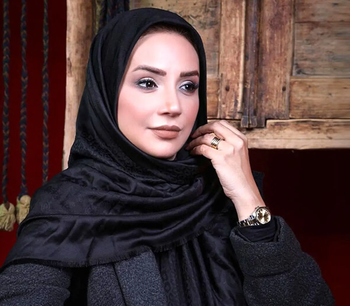 (تصاویر) شبنم قلی خانی با لباس چریکی روی ریل قطار