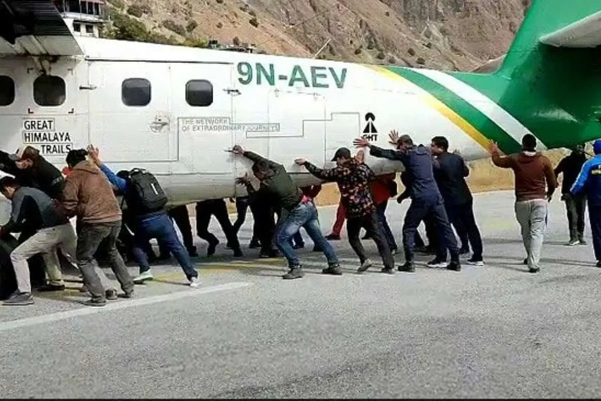 (ویدیو) وقتی مسافران هواپیما را هل میدهند!