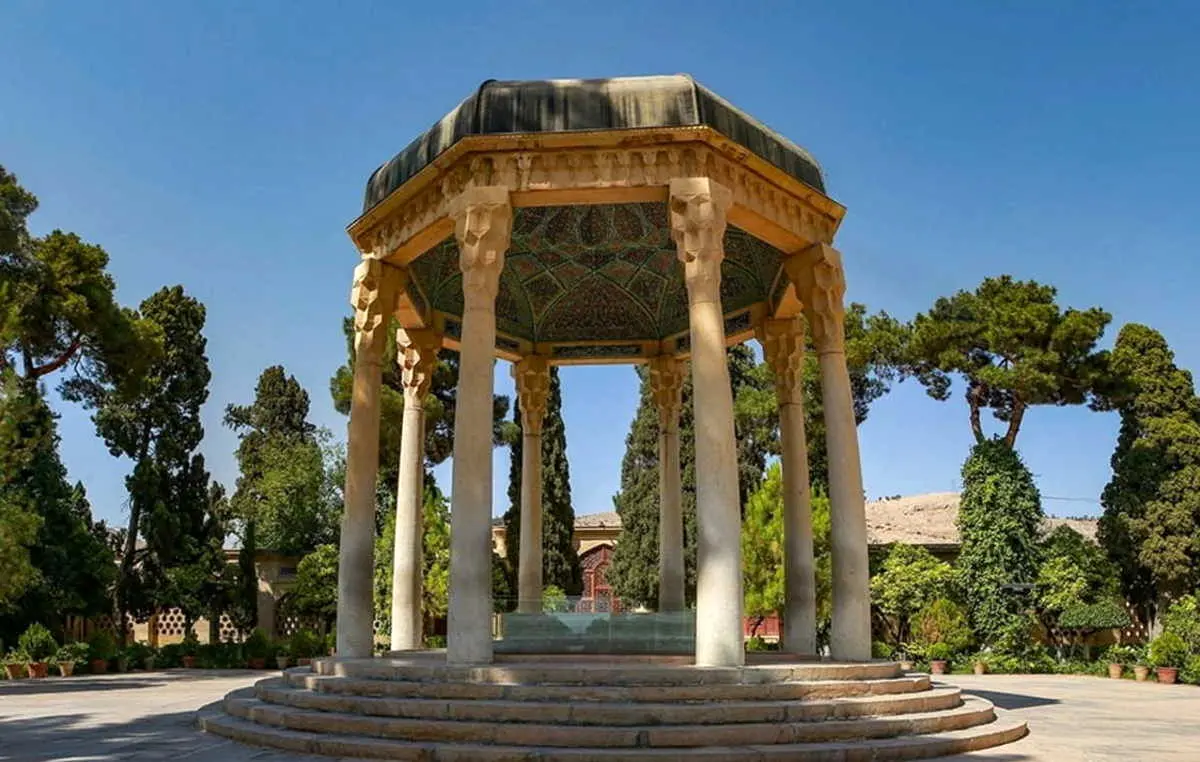 تفال به حافظ ۱۵ آذر ۱۴۰۰؛ هر که شد محرم دل در حرم یار بماند