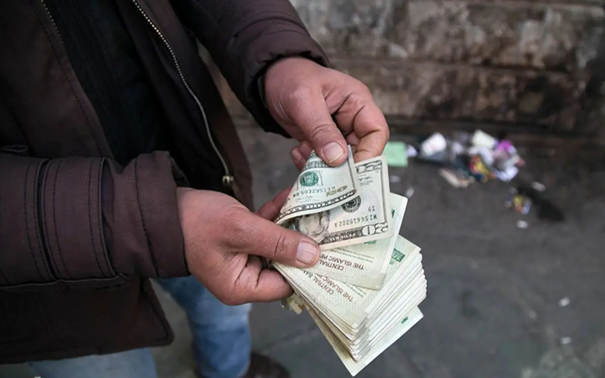 کیهان: حالا که وضعیت اقتصاد خوب شده چرا دلار بالا می‌رود؟