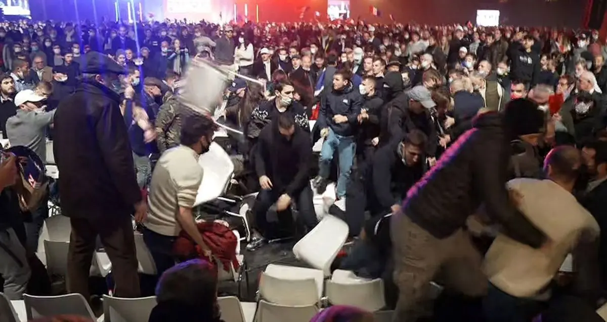 (ویدئو) حمله به نامزد انتخابات ریاست جمهوری فرانسه