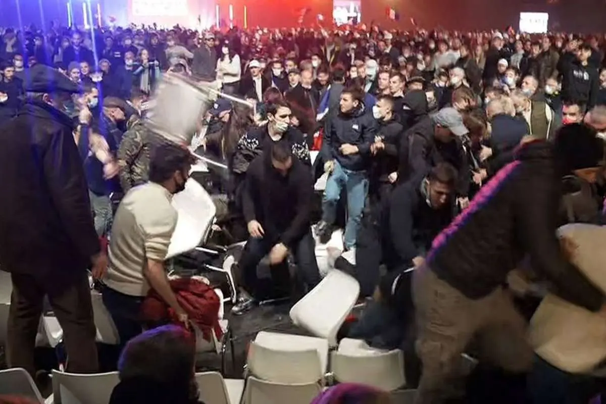 (ویدئو) حمله به نامزد انتخابات ریاست جمهوری فرانسه