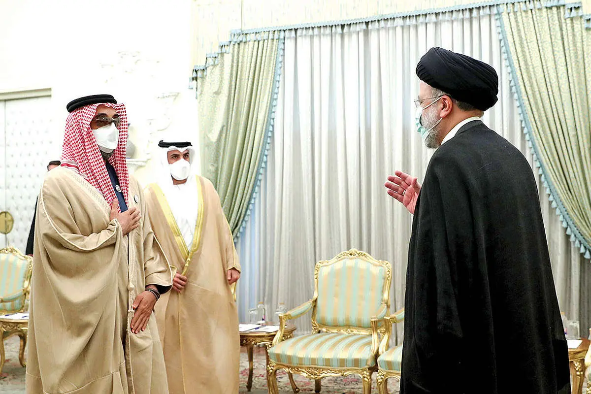 مرد سایه‌ها در تهران