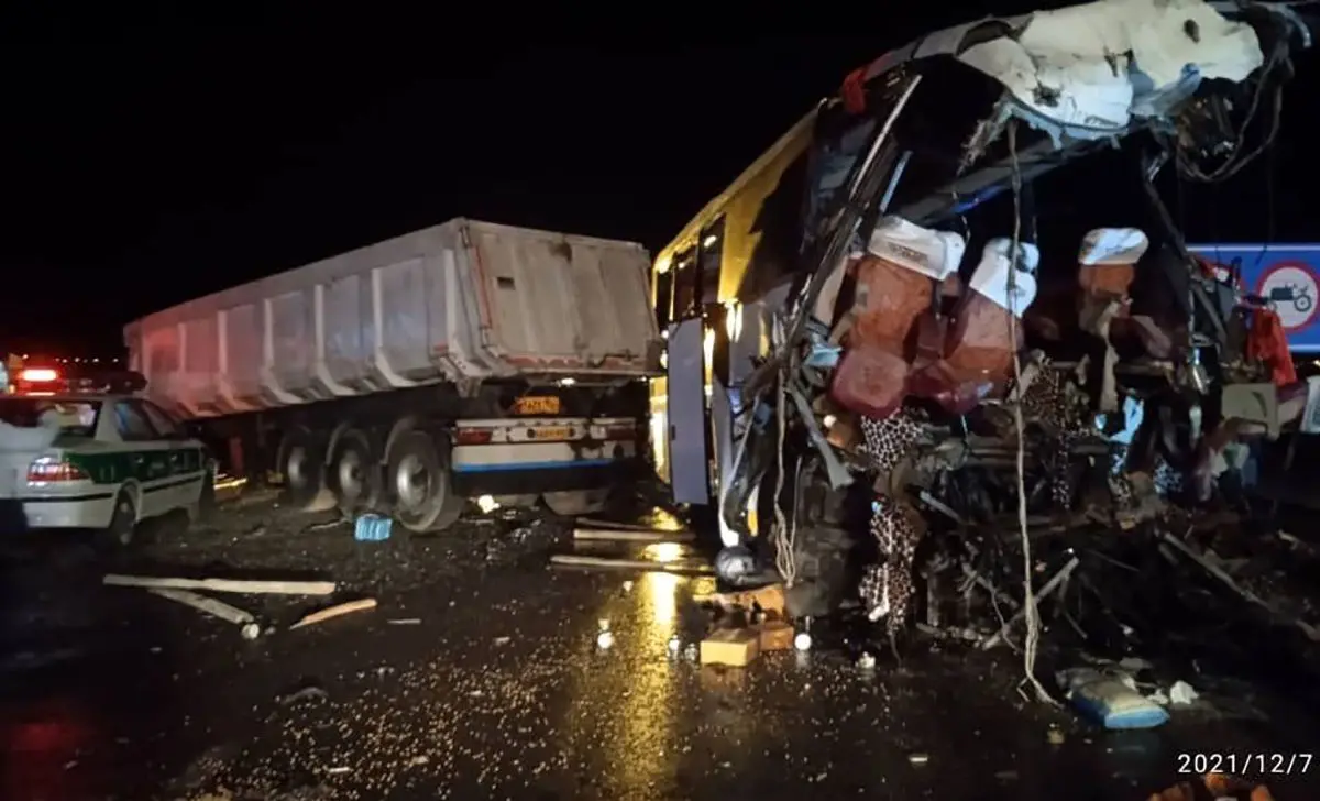 اعلام اسامی ۱۶ مصدوم حادثه برخورد تریلی با اتوبوس