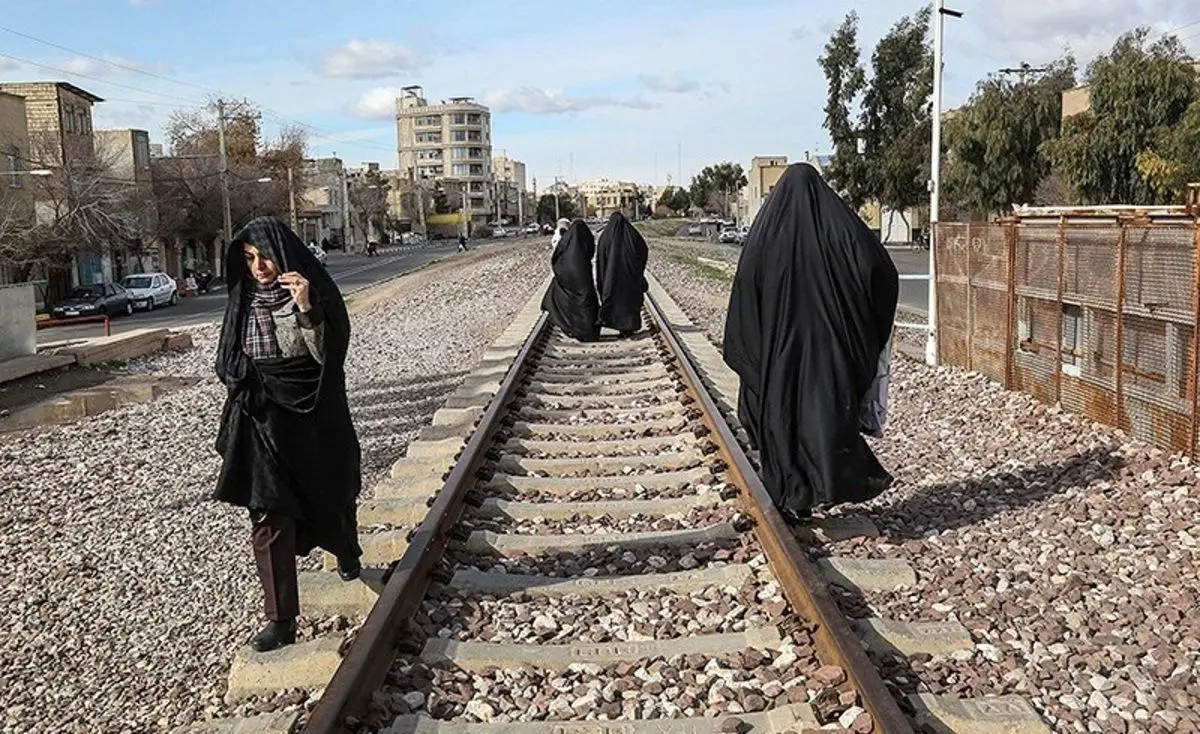 (تصاویر) ریل عابر پیاده در قم!