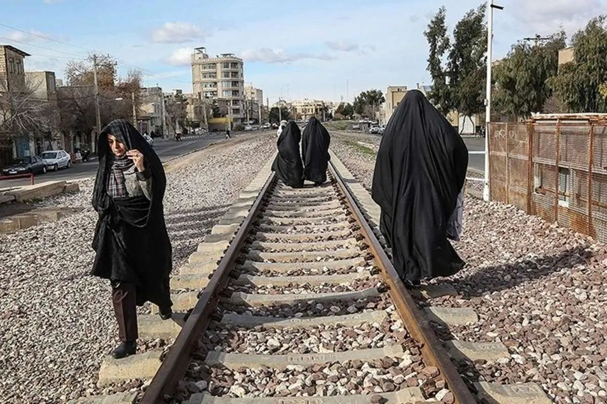 (تصاویر) ریل عابر پیاده در قم!