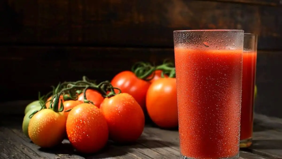 خواص آب گوجه‌فرنگی؛ از تقویت استخوان‌ها تا چربی سوزی
