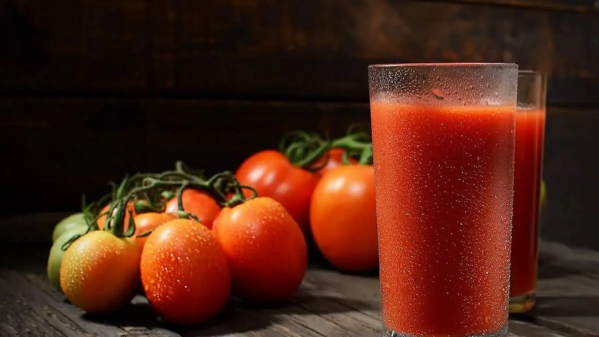 خواص آب گوجه‌فرنگی؛ از تقویت استخوان‌ها تا چربی سوزی