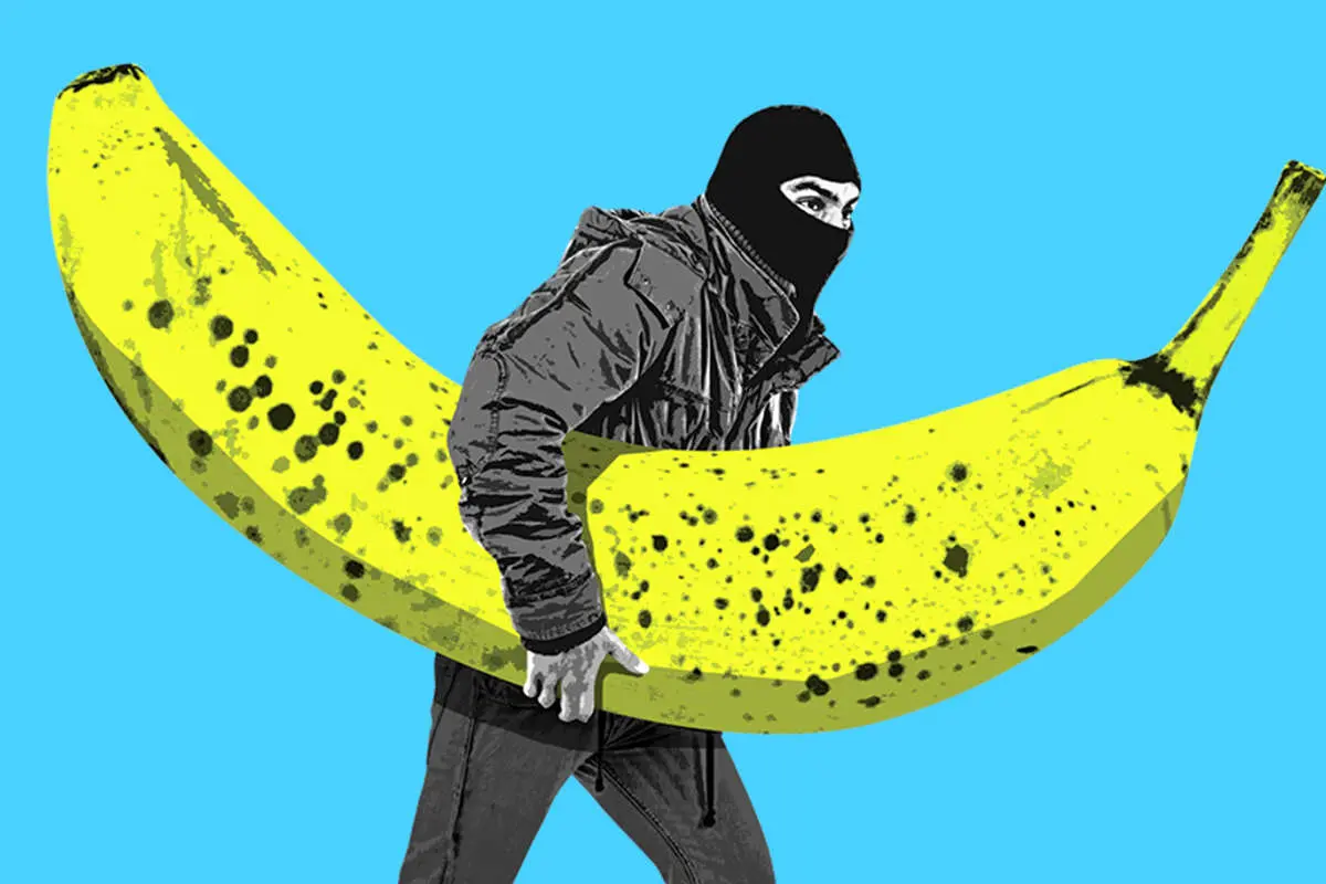(ویدئو) دزدی عجیب؛ بالا رفتن تا طبقه پنجم و سرقت ۲ موز!