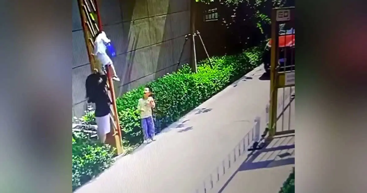(ویدئو) حادثه وحشتناک برای یک پسربچه