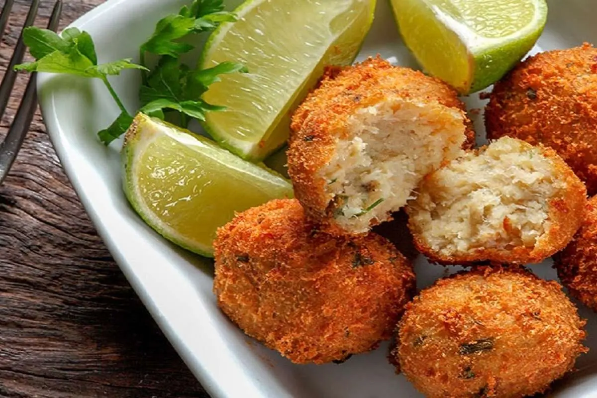 طرز تهیه کراکت مرغ و پنیر؛ یک غذای فست‌فودی در خانه