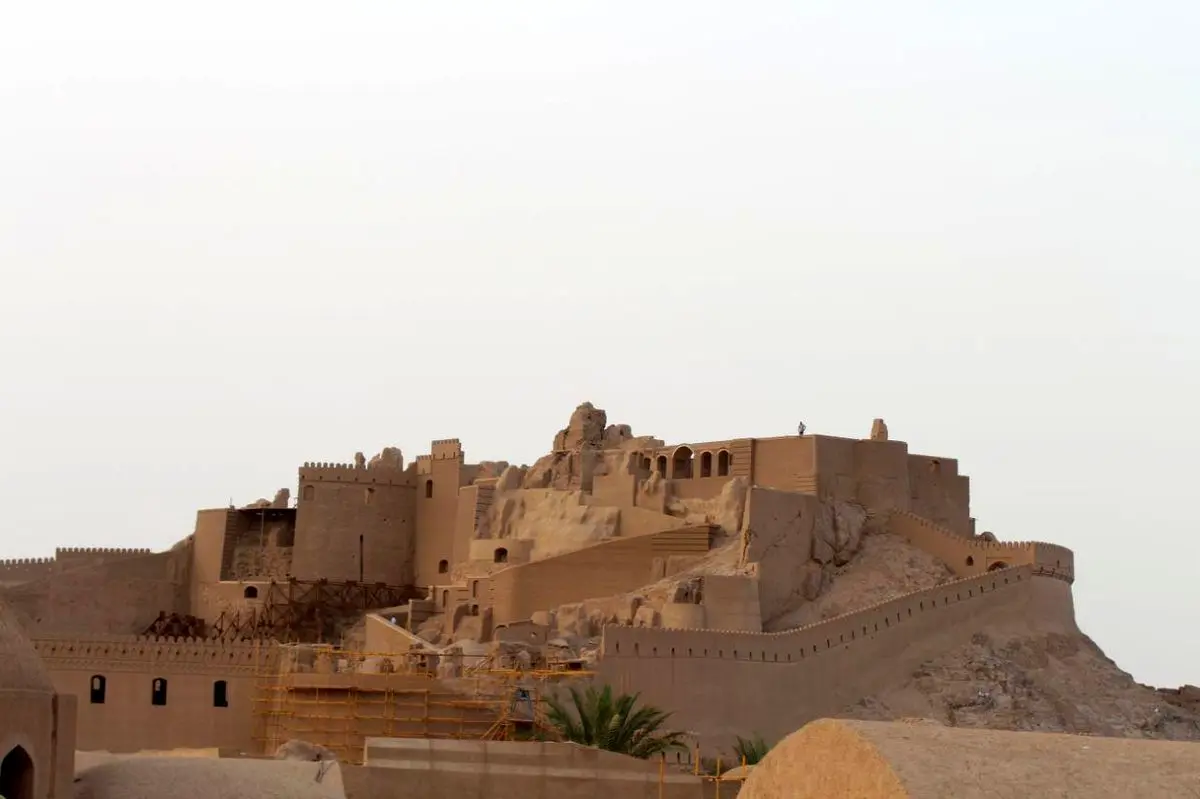 کوله بار زلزله بر دوش بم سنگینی می‌کند