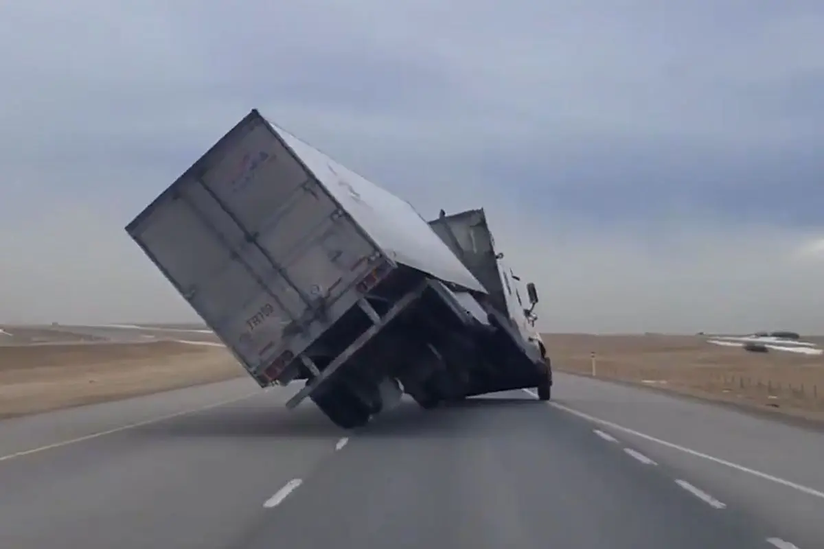 (ویدئو) واژگونی تریلی بر اثر باد شدید