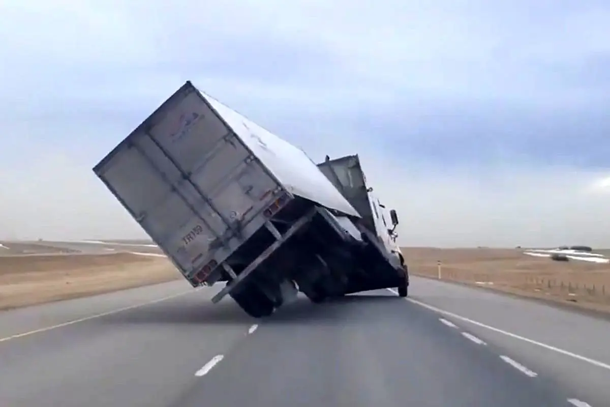 (ویدئو) واژگونی تریلی بر اثر باد شدید