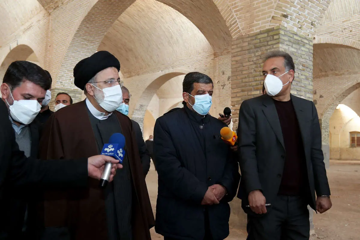 دیدار و گفتوگوی رئیسی با مردم و کسبه بازار قدیمی یزد