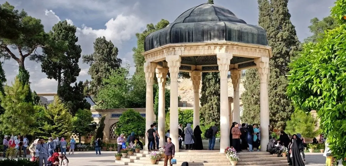 پاسخ محمدعلی اسلامی نُدوشن؛ چرا در شب یلدا از حافظ فال می‌گیریم؟