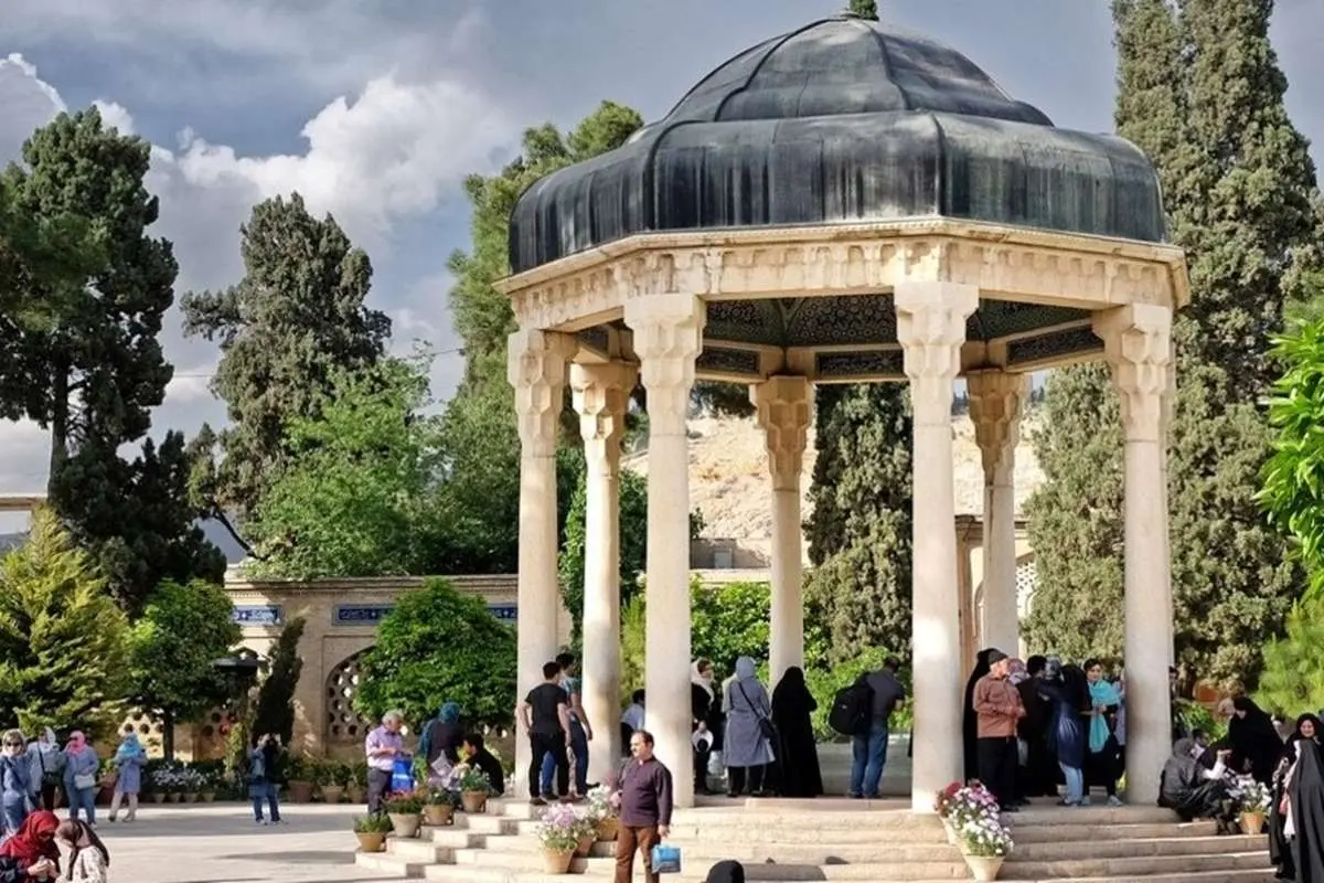 پاسخ محمدعلی اسلامی نُدوشن؛ چرا در شب یلدا از حافظ فال میگیریم؟