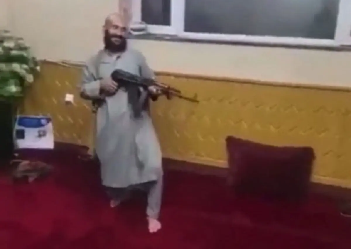 (ویدئو) رقص جنگجوی طالبان با اسلحه