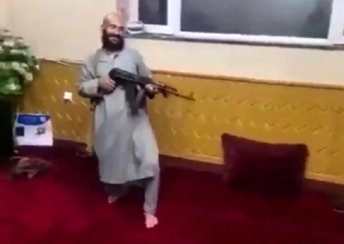 (ویدئو) رقص جنگجوی طالبان با اسلحه