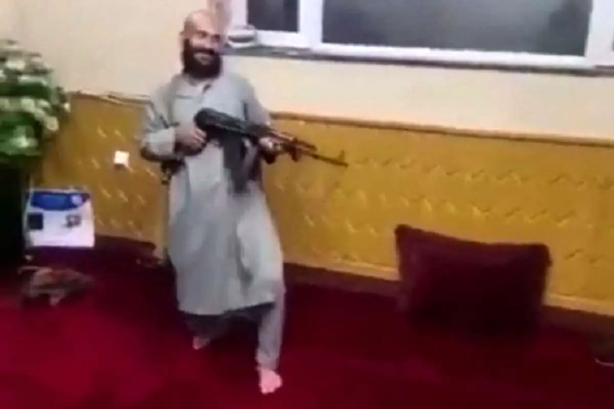 (ویدئو) رقص جنگجوی طالبان با اسلحه