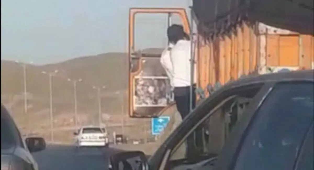 (ویدئو) ماجرای درگیری راننده کامیون با مأموران پلیس