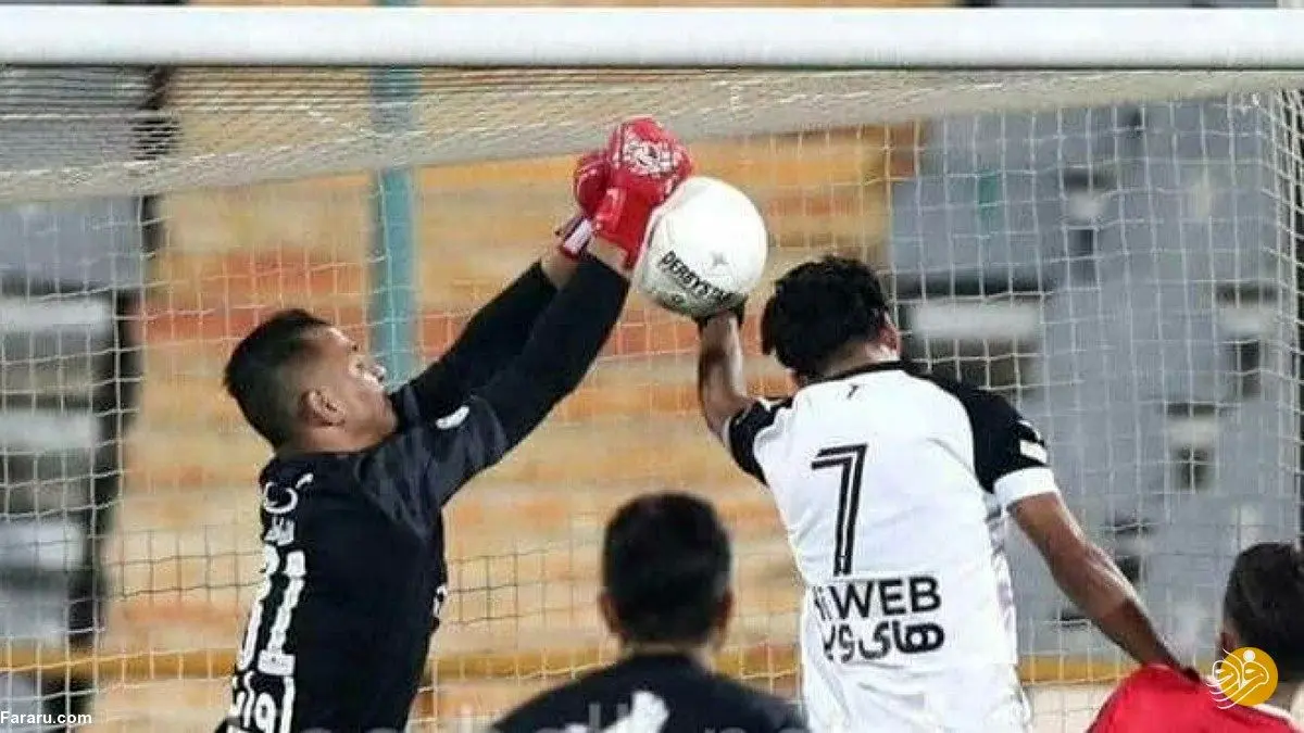 دروازه بان پرسپولیس مقصر شد؛ گل به خودی حامد لک