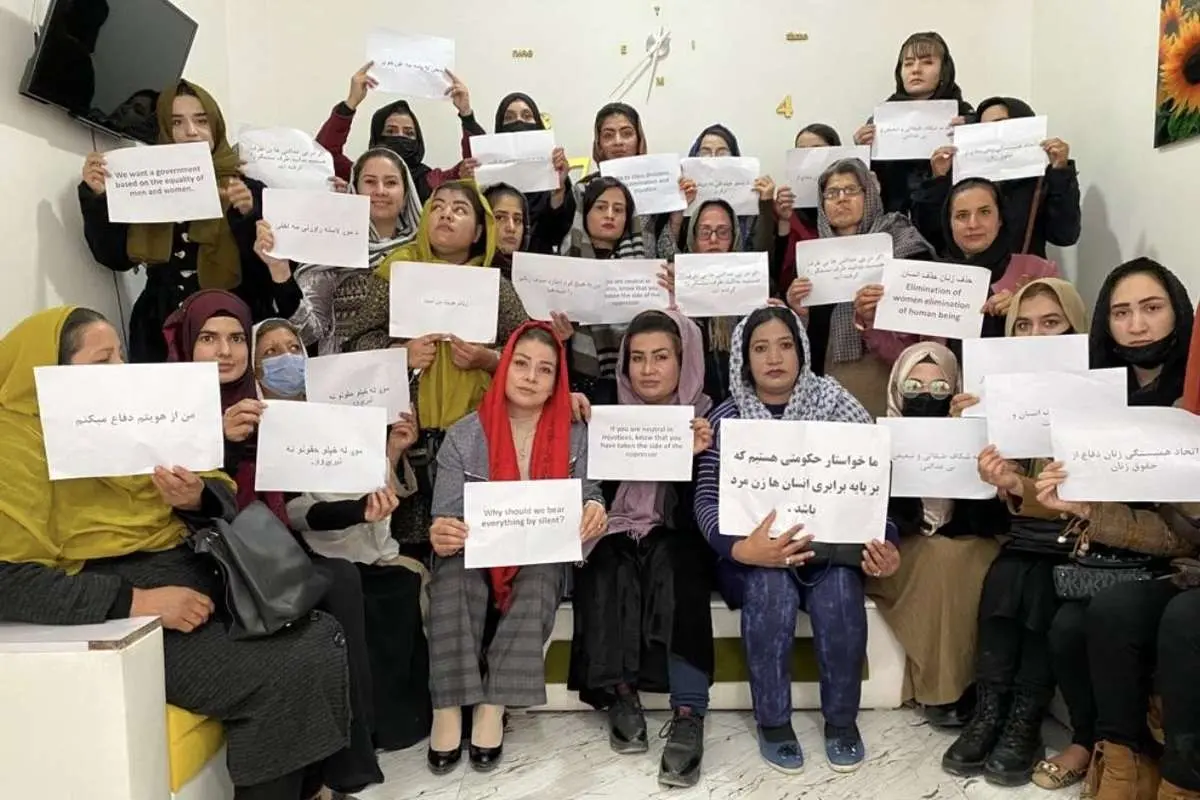 (ویدئو) واکنش زنان افغان به توهین یک عضو طالبان
