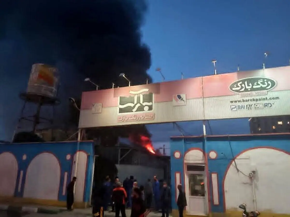 (ویدیو) حریق گسترده در کارخانه رنگ بارک قم