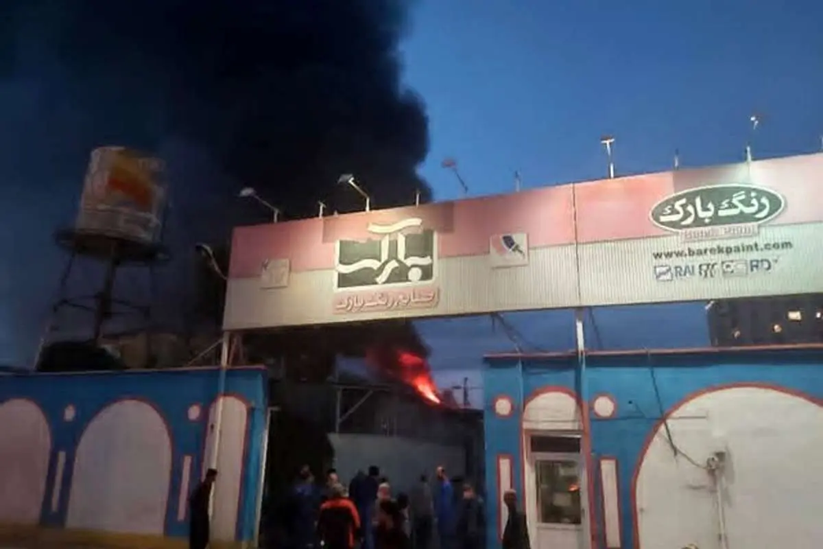 (ویدیو) حریق گسترده در کارخانه رنگ بارک قم