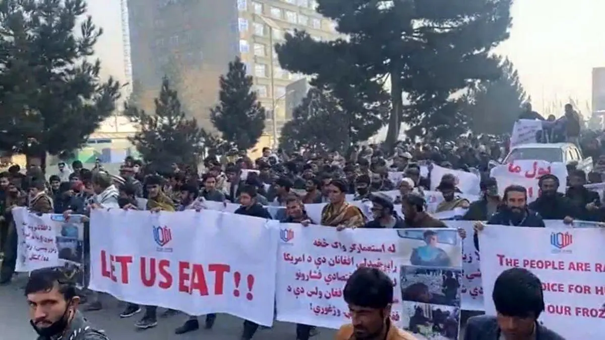 (ویدئو) تظاهرات ضد آمریکایی در کابل؛ پول ما را آزاد کنید!