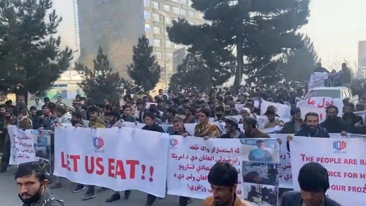 (ویدئو) تظاهرات ضد آمریکایی در کابل؛ پول ما را آزاد کنید!