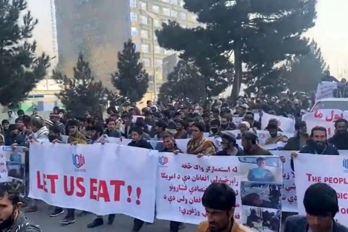 (ویدئو) تظاهرات ضد آمریکایی در کابل؛ پول ما را آزاد کنید!