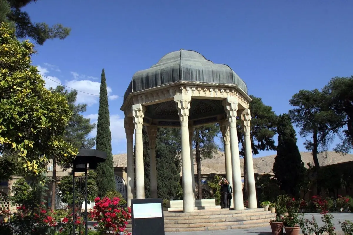 تفال به حافظ ۵ دی ماه ۱۴۰۰؛ چشم نرگس به شقایق نگران خواهد شد