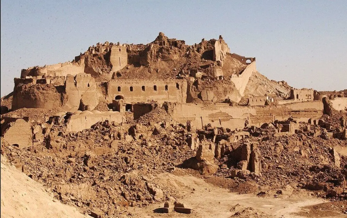 (ویدئو) حضور رهبر انقلاب با لباس مبدل در بم