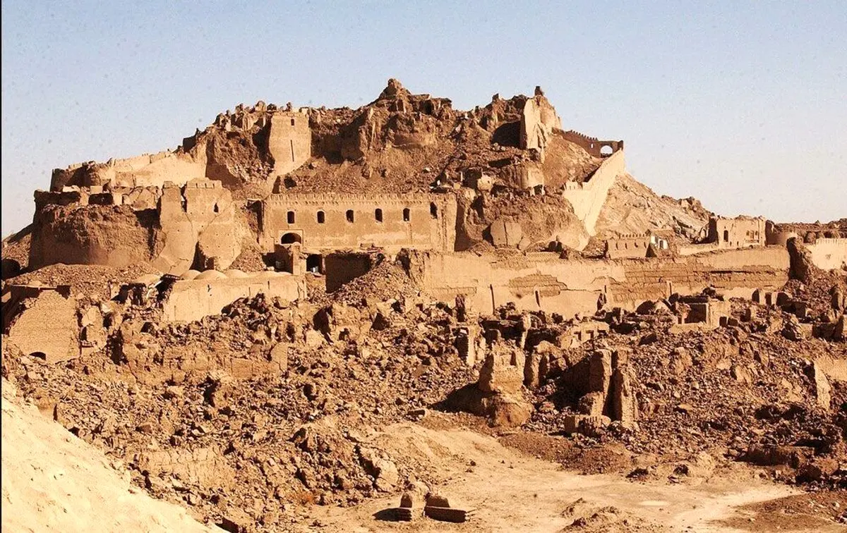 (ویدئو) حضور رهبر انقلاب با لباس مبدل در بم
